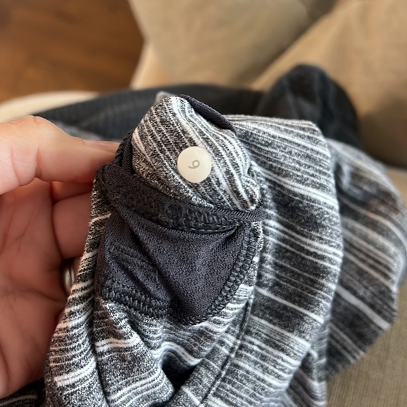 Lululemon 1/4 zip size 6 - Picture 11 of 11